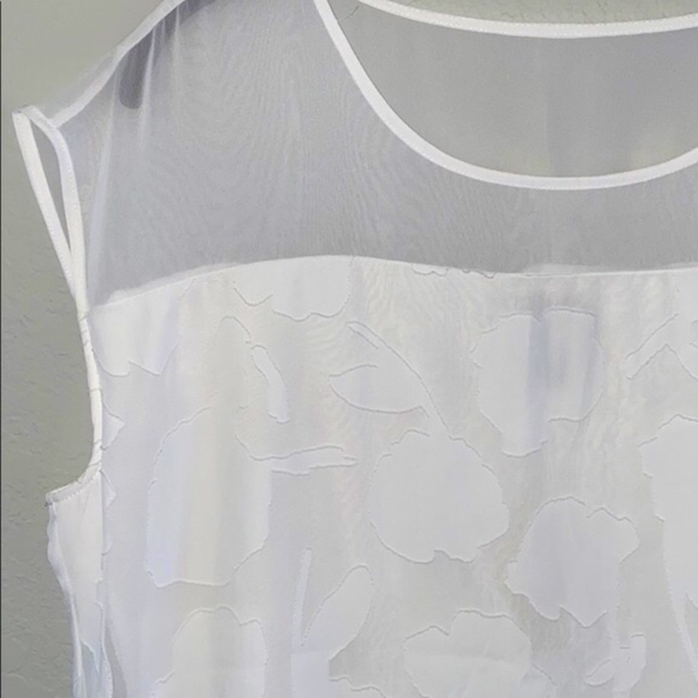 ANN TAYLOR sleeveless floral textured white blouse